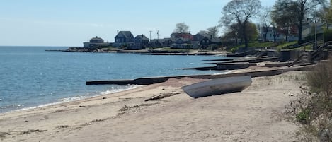 Una spiaggia nelle vicinanze, lettini da mare, teli da spiaggia