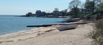 Adorable New England Cottage, 2 min walk to Beach 🏖️, Available year round