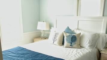 4 habitaciones, escritorio y tabla de planchar con plancha