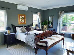 Superior Suite, 1 Queen Bed, Courtyard View | Premium bedding, iron/ironing board, free WiFi, bed sheets - Sandmartins (Paarl)