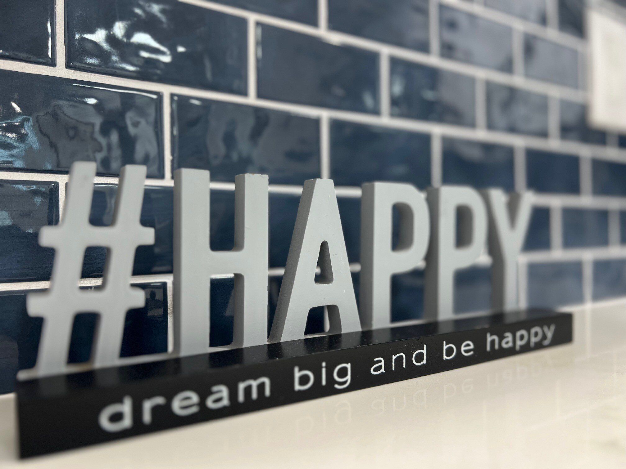 Ein Hashtag-Symbol mit dem Wort 'HAPPY' und einem Slogan darunter.