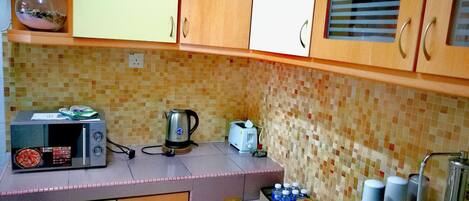 Réfrigérateur, micro-ondes, four, bouilloire électrique