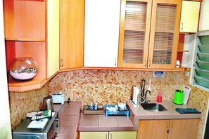 Fridge, microwave, oven, electric kettle - Cozy Homestay in Bukit Jalil 10Pax (Bukit Jalil)