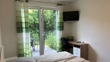 Doppia Economy, bagno condiviso, vista giardino