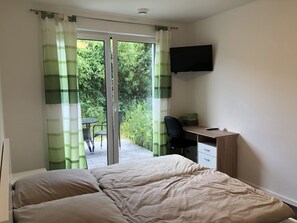 Economy Double Room, Shared Bathroom, Garden View - Gästehaus Witteborg (Paderborn)