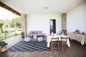 Outdoor dining - Pair of studio apartments in the Langhe with swimming pool, panoramic terrace and green area (Cossano Belbo)