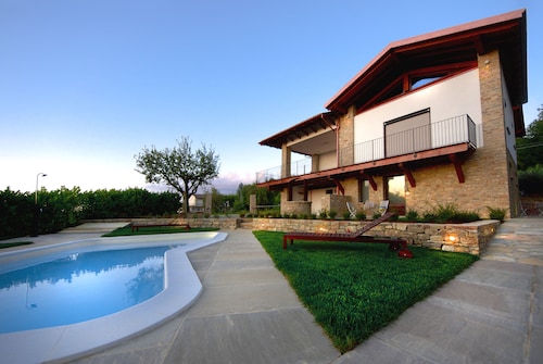 Pair of studio apartments in the Langhe with swimming pool, panoramic terrace and green area