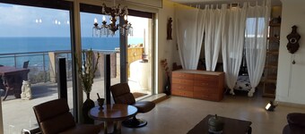 Family vacation penthouse, 66 steps to sea/beach, w/jacuzzi                  