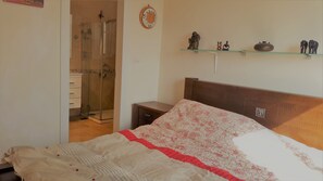 3 camere, una scrivania, insonorizzazione, ferro/asse da stiro