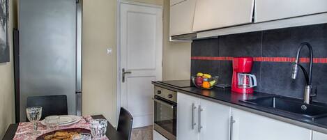 Oven, coffee/tea maker, cookware/dishes/utensils