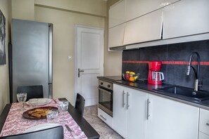 Ofen, Wasserkocher mit Kaffee-/Teezubehör, Kochgeschirr/Geschirr/Besteck