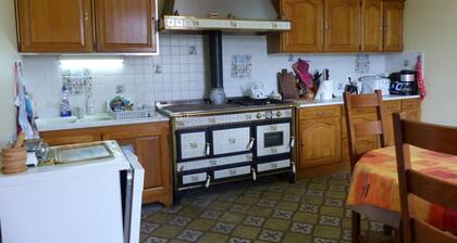 Maison indépendante avec cheminée et jardin clos - Montagne Bourbonnaise, proche randonnées et Vichy