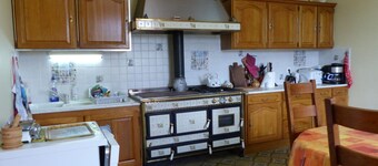 4-bedroom house, pets allowed, peaceful setting