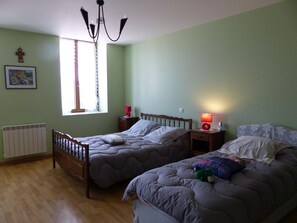 4 bedrooms, WiFi, bed sheets - Independent house with garden, pets allowed, near Vichy (Arfeuilles)