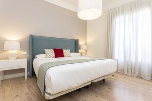 3 dormitoris, planxa i posts de planxar i un bressol de viatge 