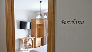 A bedroom with a bed, a desk, a chair, a television, and a wardrobe. - ChocoHouse (Ragusa)