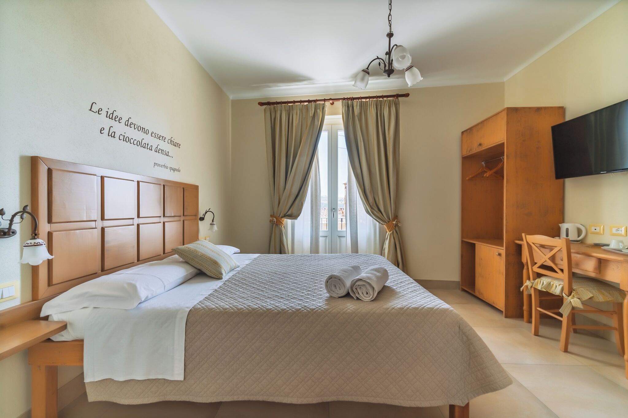 Quarto casal standard | Cofres nos quartos, escrivaninha, espaço de trabalho para notebook