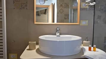 Ducha, artículos de tocador gratuitos, secador de pelo, bidet
