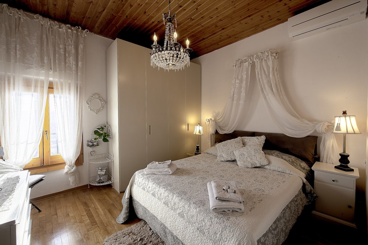 Quarto casal conforto, vista para a colina | Roupas de cama de algodão egípcio, roupas de cama premium