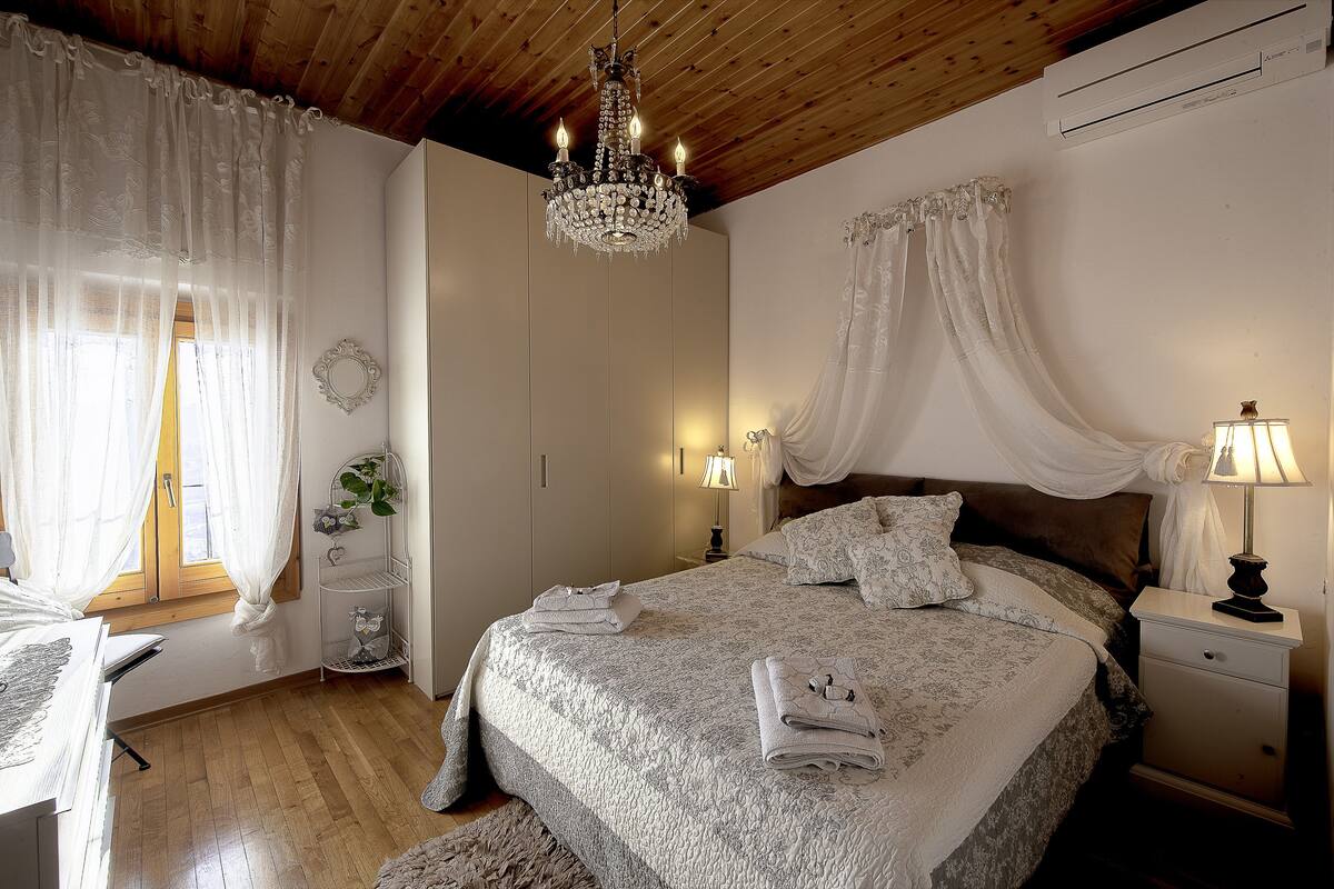 Chambre Double Confort, vue colline | Draps en coton égyptien, literie de qualité supérieure