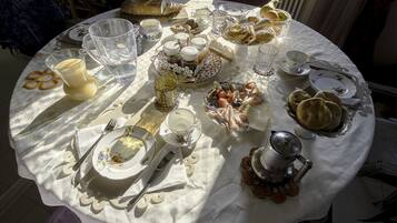 Tägliches inbegriffenes einheimisches Frühstück