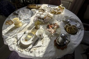 Desayuno con opciones de la cocina local incluido todos los días
