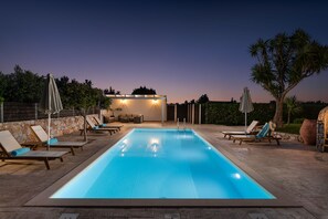 Piscina all'aperto, una piscina riscaldata, lettini