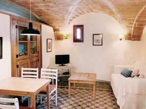 Apartamento, 2 habitaciones | Zona de estar | Una televisión, suelo radiante