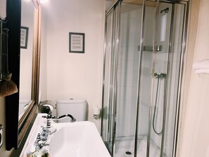 Een douche, gratis toiletartikelen, een haardroger, handdoeken
