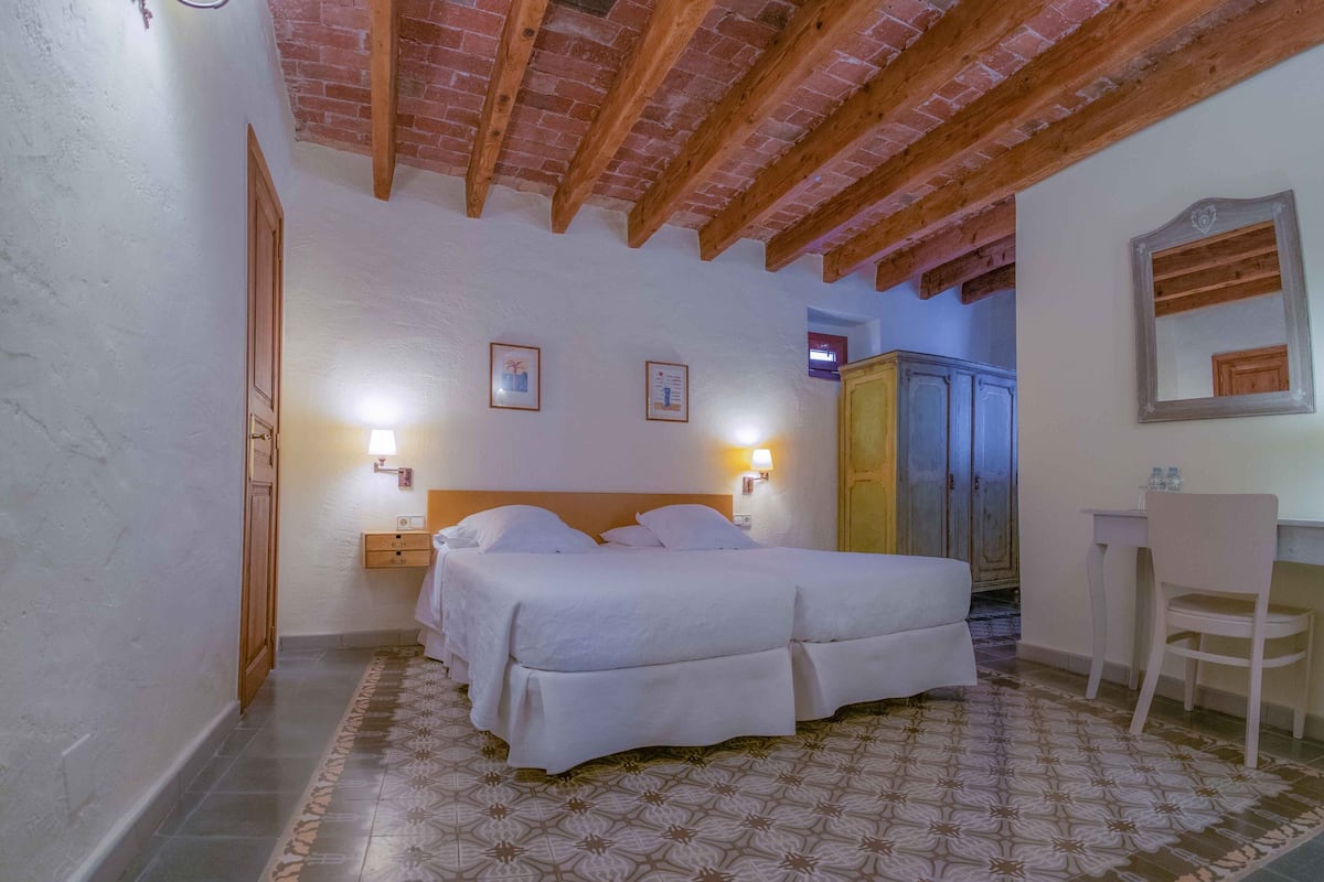 1 bedroom, desk, free WiFi, bed sheets