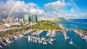 Marina - Ilikai Hotel One-Bedroom Suite in a Great Location In Waikiki!  No Resort Fees! (Honolulu)