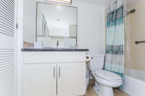 Badewanne, Haartrockner, Handtücher