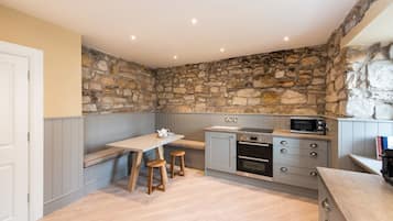 Een koelkast, een magnetron, een oven, een vaatwasser