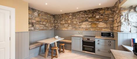 ثلاجة، ميكروويف، فرن، غسالة أطباق