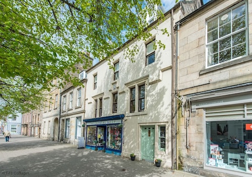 A beautifully renovated historic townhouse the sleeps 10 guests in 6 bedrooms