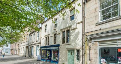 A beautifully renovated historic townhouse the sleeps 10 guests in 6 bedrooms