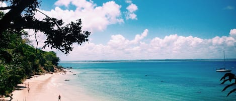 Nära stranden och vit sandstrand