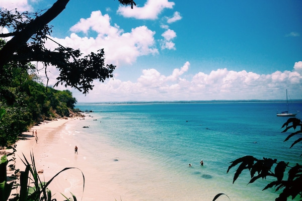 Beach nearby, white sand, 20 beach bars