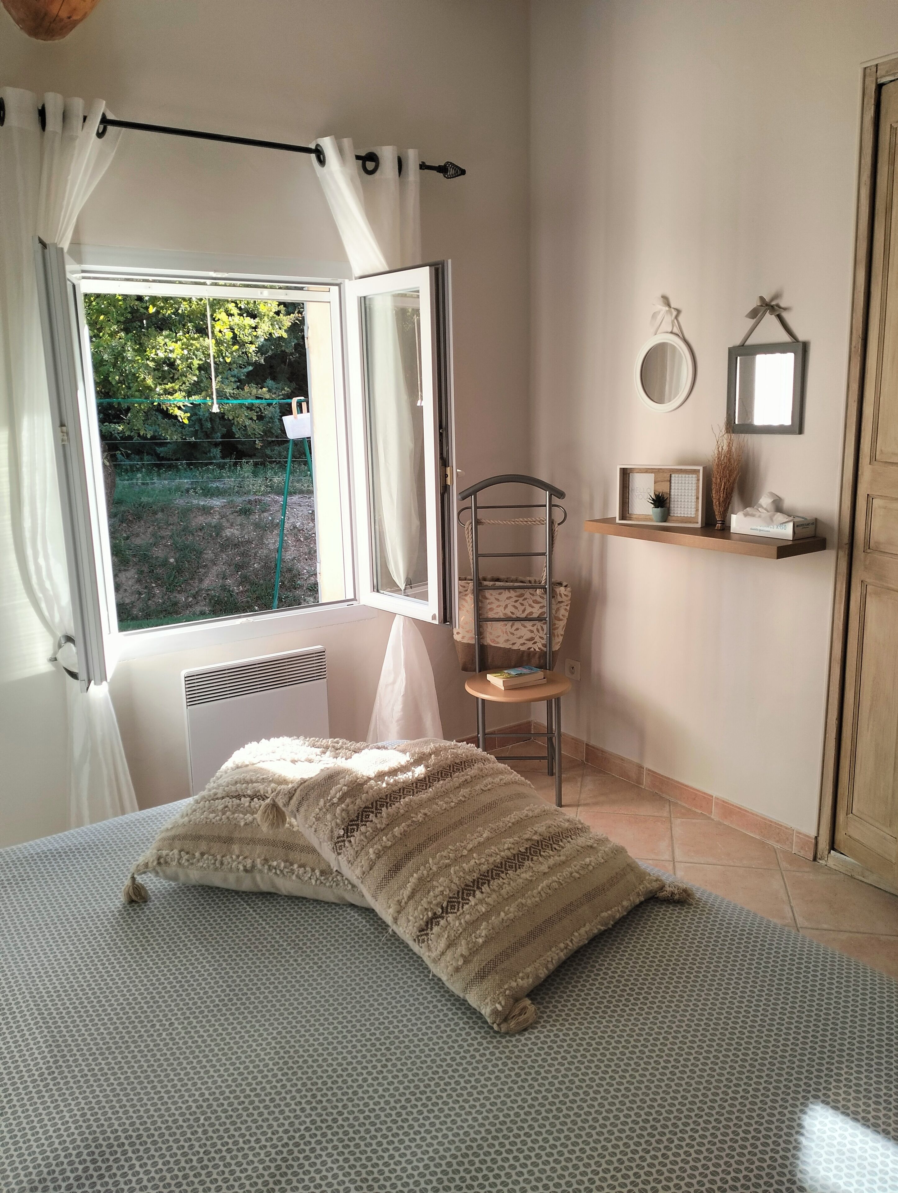 3 slaapkamers, een strijkplank/strijkijzer, wifi, beddengoed