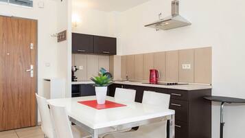 Coffee/tea maker, fridge, stovetop, dishwasher