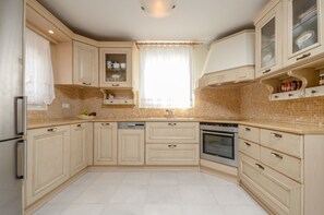 Kylskåp, mikrovågsugn, ugn och spishäll