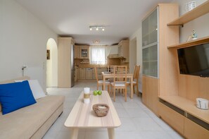 Tv, eldstad och böcker