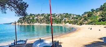 Moderne luxevilla met verbluffend uitzicht op zee dicht bij het strand,