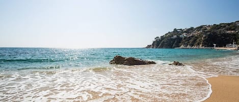 Perto da praia, espreguiçadeiras