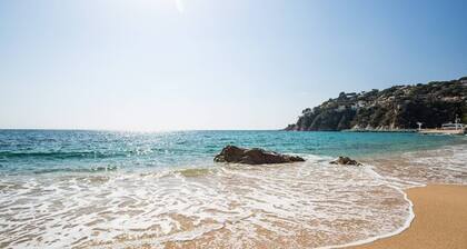 Moderni ylellinen huvila upealla merinäköalalla lähellä rantaa,