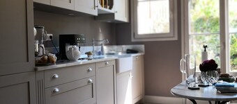 Maison en pierre meulière XIXème dans le style anglo-normand