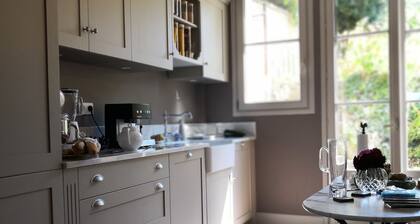 Yhdeksantoista tehdaskivitalo anglo-normanityylillä