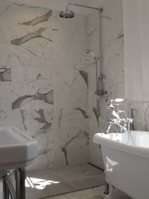 Een bad/douchecombinatie