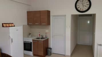 Kjøleskap, ovn, kjøkkenutstyr og papirhåndklær