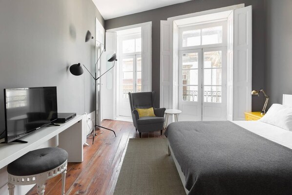 1 soverom, skrivebord, internettilgang og sengetøy